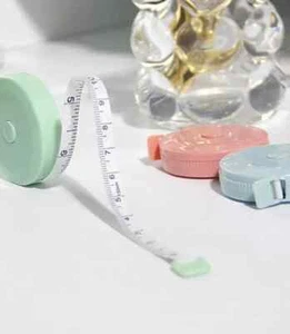 ¡NUEVO! Cinta métrica de tela redonda blanca de 1,5 m/60" con estuche de plástico - Imagen 1 de 6