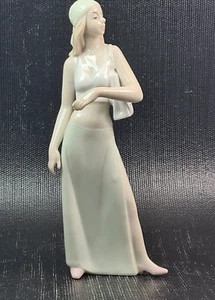 morena porcellana scultura donna cm 16 h - Foto 1 di 2