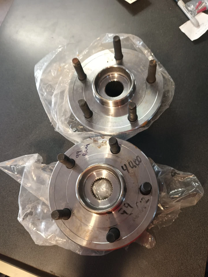 Dodge Ram 1500 1999 4x4 par de bujes delanteros nuevos con ABS Foto 1 de 4