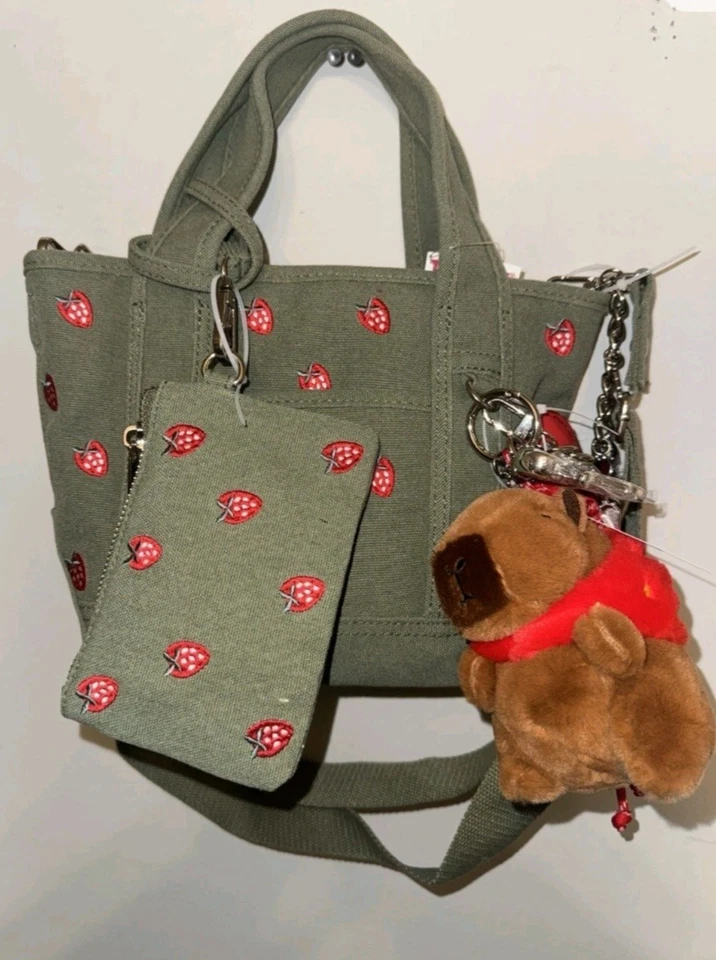 Nuevo con etiquetas Mini Bolso de Mano/Bolso Bandolera Madden Girl Oliva Fresa Corazón Dije Foto 1 de 4