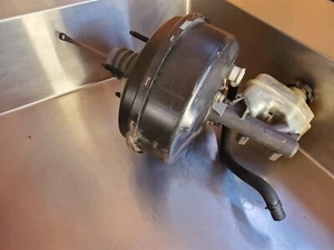 2000-2005 Cadillac Deville POWER BRAKE BOOSTER MASTER CYLINDER FLUID RESERVOIR - Picture 1 of 7