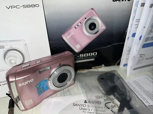 Cámara digital Sanyo VPC-S880 8,1 MP 3x zoom óptico ROSA 2,8 LCD con caja funciona - Imagen 1 de 16
