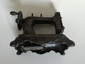 Sacapuntas de máquina de coser miniatura de metal fundido a presión vintage Hong Kong - Imagen 1 de 3