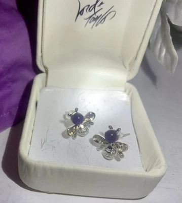 Delicados aretes de plata de ley y abejorro negro para orejas perforadas Foto 1 de 4