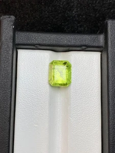 Piedra preciosa suelta de peridoto con forma de esmeralda natural de 5,40 quilates - Imagen 1 de 6