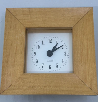 Umbra Roble Madera Escritorio Estante Mesa Reloj Analógico Hecho en Taiwán Funciona con Pilas Foto 1 de 4