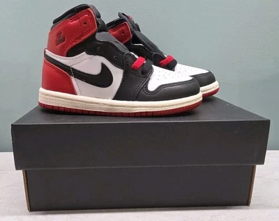 Nuevo En Caja Jordan 1 Retro Alto OG Blanco/Negro/Rojo Universitario Talla 8c Foto 1 de 4