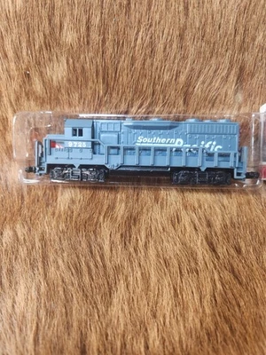 SOUTHERN PACIFIC DIESEL LOCOMOTIVE N SCALE  9725 NEW IN BOX - Image 1 of 4