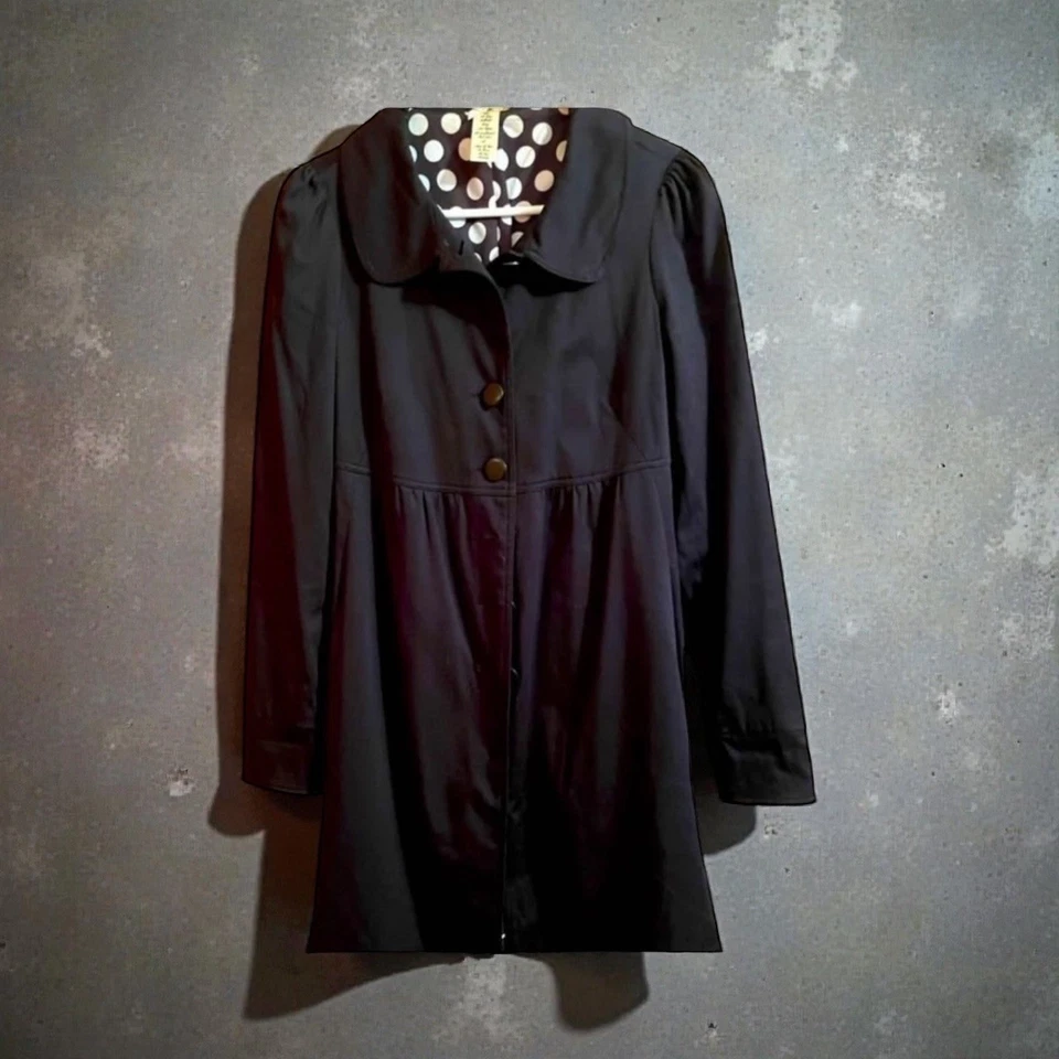 Linda gabardina Forever 21 negra con botones delanteros forrada a lunares manga abullonada, talla L Foto 1 de 4