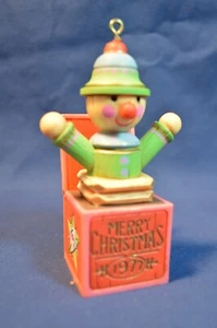 VINTAGE 1977 HALLMARK ORNAMENT JACK IN THE BOX,MINT PREOWNED CONDITION - Picture 1 of 3