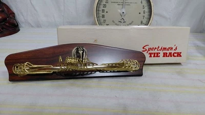 Винтажная стойка для галстуков Sportsmans конная тема новая из старых запасов неиспользованная  - Изображение 1 из 4