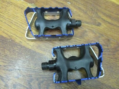 NUEVOS PEDALES DE BICICLETA PLATAFORMA ZIG ZAG DOS TONOS AZUL PLATA - 9/16" Foto 1 de 4