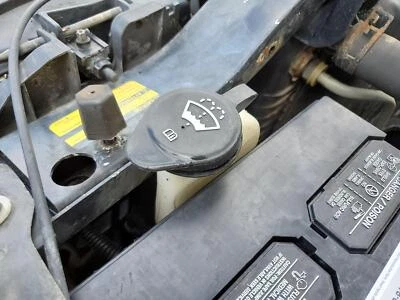 Depósito de botella para lavadora de parabrisas 1999-2005 Chevy GMC 1500 2500 3500 Foto 1 de 4