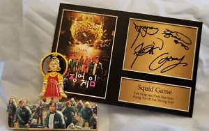 Squid Games Silver Coin Doll Creepy Scary TV Show Series Night Mare Horror Film - Foto 1 di 22