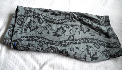 PANTALONES CORTOS FLORALES KENNETH COLE REACTION PARA HOMBRE GRIS Y NEGRO ~ TALLA 36 Foto 1 de 4