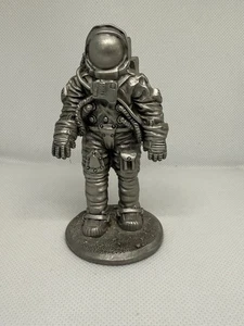 Figura de astronauta Fort Pewter NASA Kennedy Space Center EE. UU. Esculpida de colección - Imagen 1 de 7