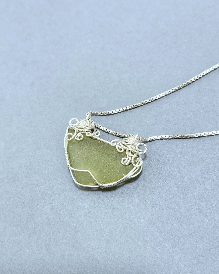 Collar colgante envolvente de alambre de vidrio de mar verde y plata de ley en cadena de ley Foto 1 de 4