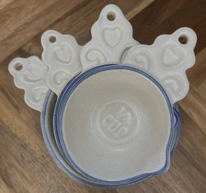 Set of 4 Pfaltzgraff Yorktowne Hanging Measuring cups White Blue Rim Hearts - Picture 1 of 7