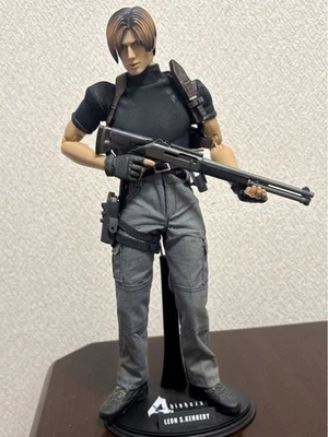 Hot Toys VGM01 Resident Evil 4 Leon S. Kennedy Action Figure 1/6 Scale - Image 1 of 4