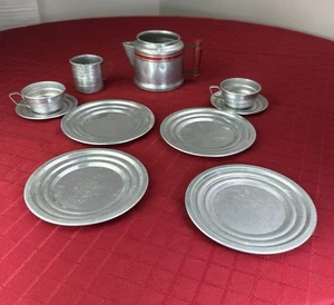 Juego de té de juguete de aluminio de colección rayas rojas 10 piezas platos tazas hervidor EE. UU. rústico MCM - Imagen 1 de 12