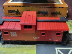 Tyco Caboose Modelleisenbahn neu in Box 40 ft Santa Fe HO Scale (GB 25 -133) - Bild 1 von 3