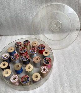 Vintage Plastic Tidy Thread Box with 21 Assorted Wooden Spools with Thread - Picture 1 of 5