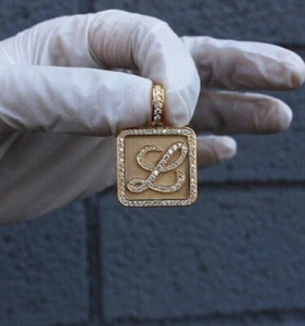 Colgante cuadrado con inicial L de diamante creado en laboratorio de corte redondo de 2 quilates de oro amarillo de 14 quilates - Imagen 1 de 3