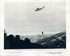 1975 photo de presse hélicoptère transporte une voiture à ordures au-dessus des montagnes
