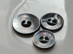 3 besondere Perlmuttknöpfe / Trio mit drei Größen 20mm - 28mm - Picture 1 of 4