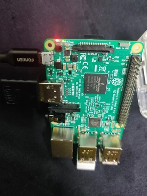 Raspberry Pi 3 Modelo B V1.2 con Cable Micro USB Foto 1 de 4