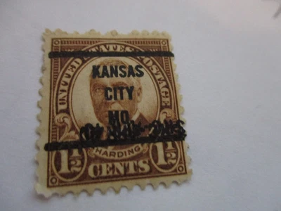 SCOTT #686  HARDING BROWN 1 1/2c STAMP W/ RARE INVERTED  SRC PRECANCEL ERROR - Image 1 of 4