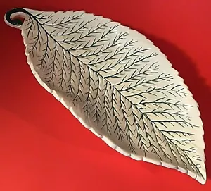 ITALIA PIATTO CARAMELLE DIPINTO A MANO FOGLIA GRANDE 14" VERDE BIANCO VINTAGE ARTE CERAMICA - Foto 1 di 12