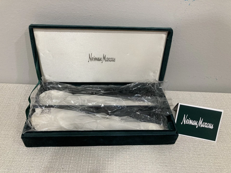 Набор из 2 сервировочных ложек и вилок Neiman Marcus Sliver с оригинальным запечатанным чехлом! - Изображение 1 из 2