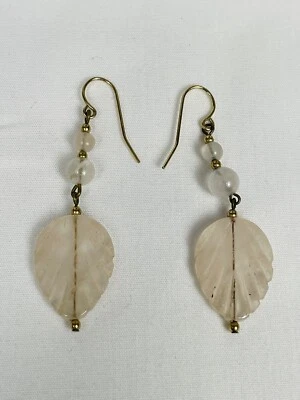 Pendientes colgantes de cuarzo rosa tallado rellenos de oro amarillo de 14k Foto 1 de 4