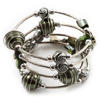Brazalete Flexible Enrollado Con Cuentas Verde Oliva en Tono Plata Foto 1 de 4
