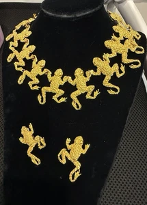 VINTAGE HUGE RUNWAY CHUNKY GOLD FROG NECKLACE & EARRING SET - Picture 1 of 6