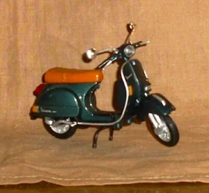 Vespa Modell-Maisto-1:18-Originalverpackung-Metall/Plaste-Zustand 1-2 - Picture 1 of 5