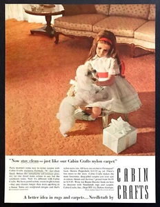 1959 Little Girl & Her Caniche Blanco Perro Foto Cabina Artesanías Alfombras Vintage Impreso Anuncio - Imagen 1 de 1