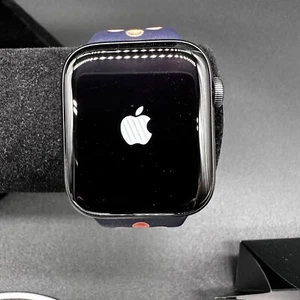 Apple Watch Nike SE MYYP2LL/A 44mm Space Gray Aluminum GPS Extras - Photo 1 sur 19