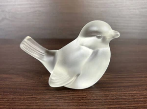 Pretty Fenton Frosted Art Glass Bird Figurine - Picture 1 of 8