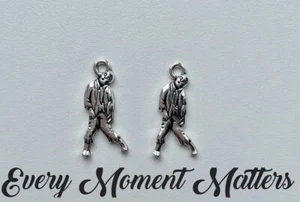 10 x Tibetan Silver ZOMBIE HALLOWEEN THE WALKING DEAD 3D 26x12mm Charm LOW STOCK - Picture 1 of 2