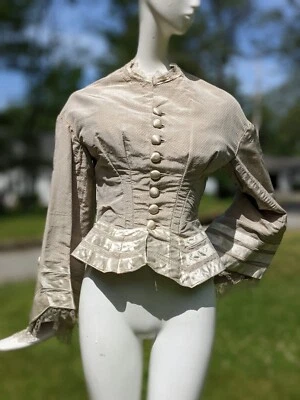 CHAQUETA VICTORIANA AÑOS 1870’S SEDA TEXTURIZADA BULLICIO CON RIBETE SATINADO DE SEDA Y MANGA CAMPANA Foto 1 de 4