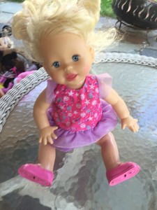 muñeca violeta interactiva precio