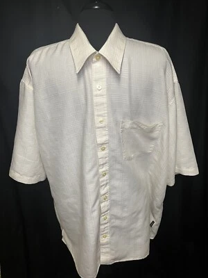 Bolsillo en el pecho John Henry 2XLT informal con botones color crema texturizado informal para hombre Foto 1 de 4