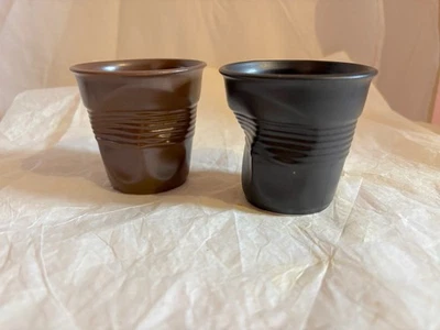 REVOL lot de 2 tasses froissées marron et noire - Photo 1/4