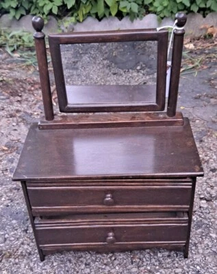 Cómoda miniatura para casa de muñecas + espejo Foto 1 de 4