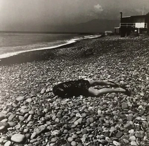 Helmut Newton, 1996, ON THE BEACH, Bordighera, Italy, Matted , mounted PHOTOLITH - Picture 1 of 3