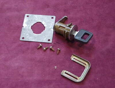 Bloqueio e acesso de vagão Volvo 240. Painel traseiro de piso de carga. - Imagem 1 de 4