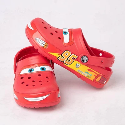 Zapatos cómodos sin cordones zuecos iluminados rojos Crocs Lightning McQueen para niños Foto 1 de 4