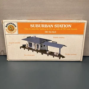 Bachmann HO Suburban Station #2673 - Picture 1 of 6